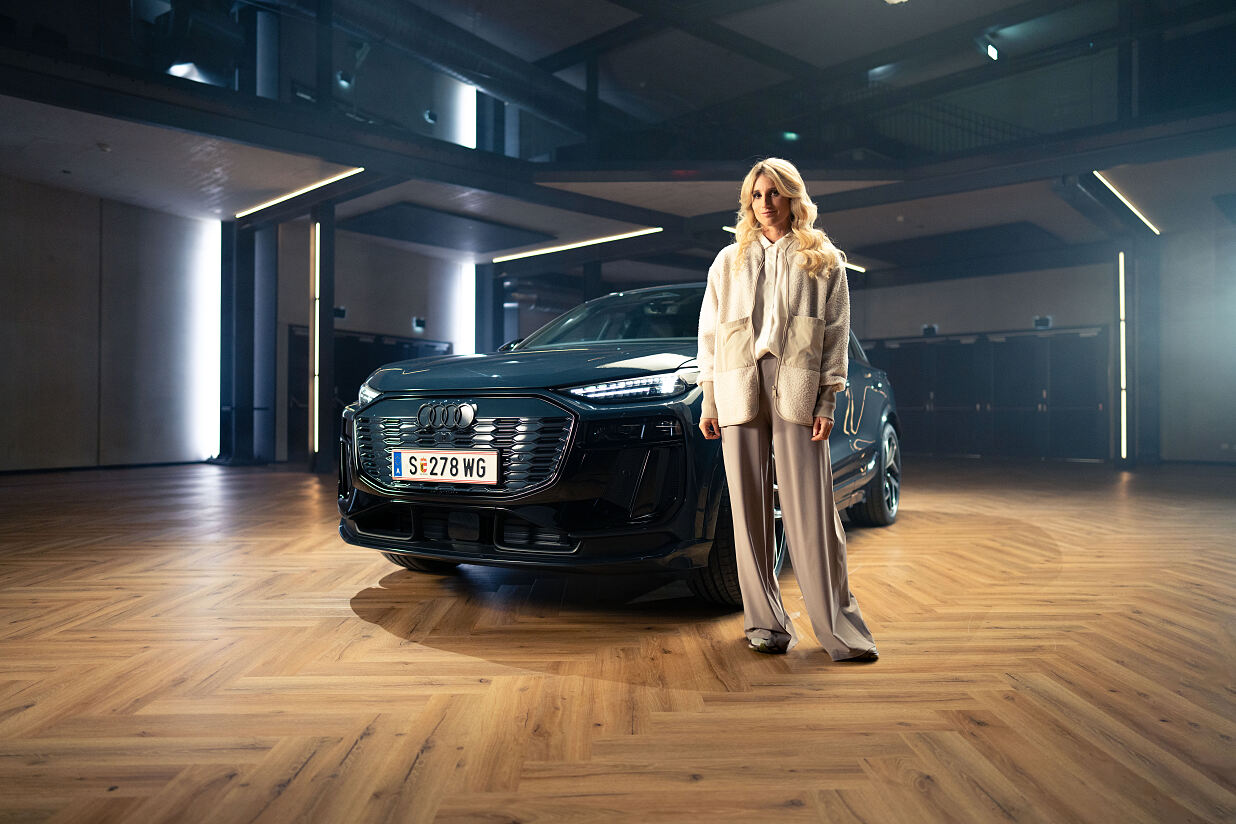Anna Gasser mit dem Audi Q6 e-tron