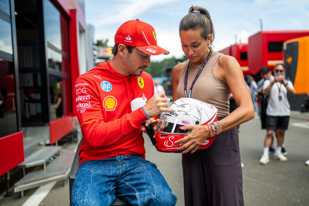 Ferrari Pilot Charles Leclerc mit ServusTV Moderatorin Andrea Schlager