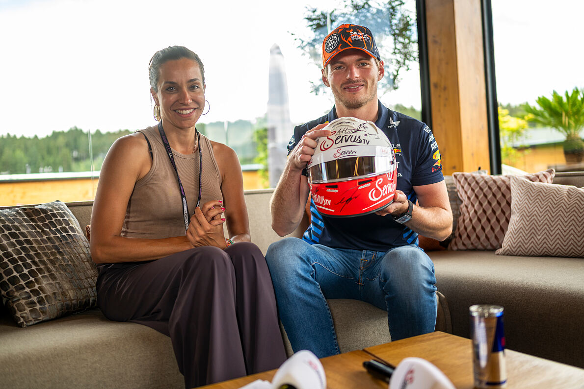 ServusTV-Moderatorin Andrea Schlager und Red Bull Racing Pilot Max Verstappen