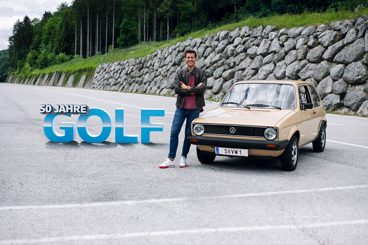 Quizjagd-Moderator Florian Lettner spielt sich mit seinen Gästen durch acht Golf-Epochen