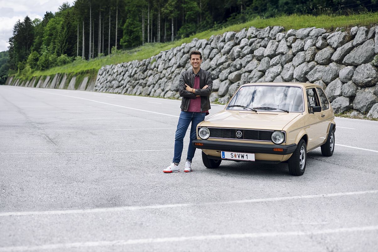 Quizjagd-Moderator Florian Lettner spielt sich mit seinen Gästen durch acht Golf-Epochen