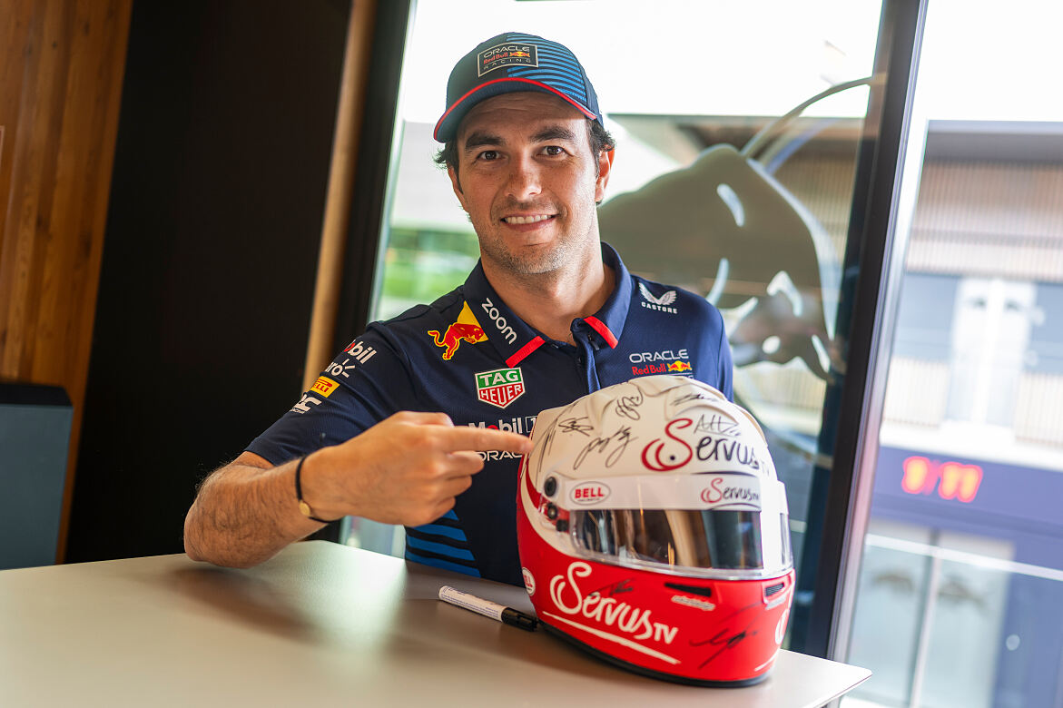 Sergio Perez unterschreibt auf dem ServusTV-Helm