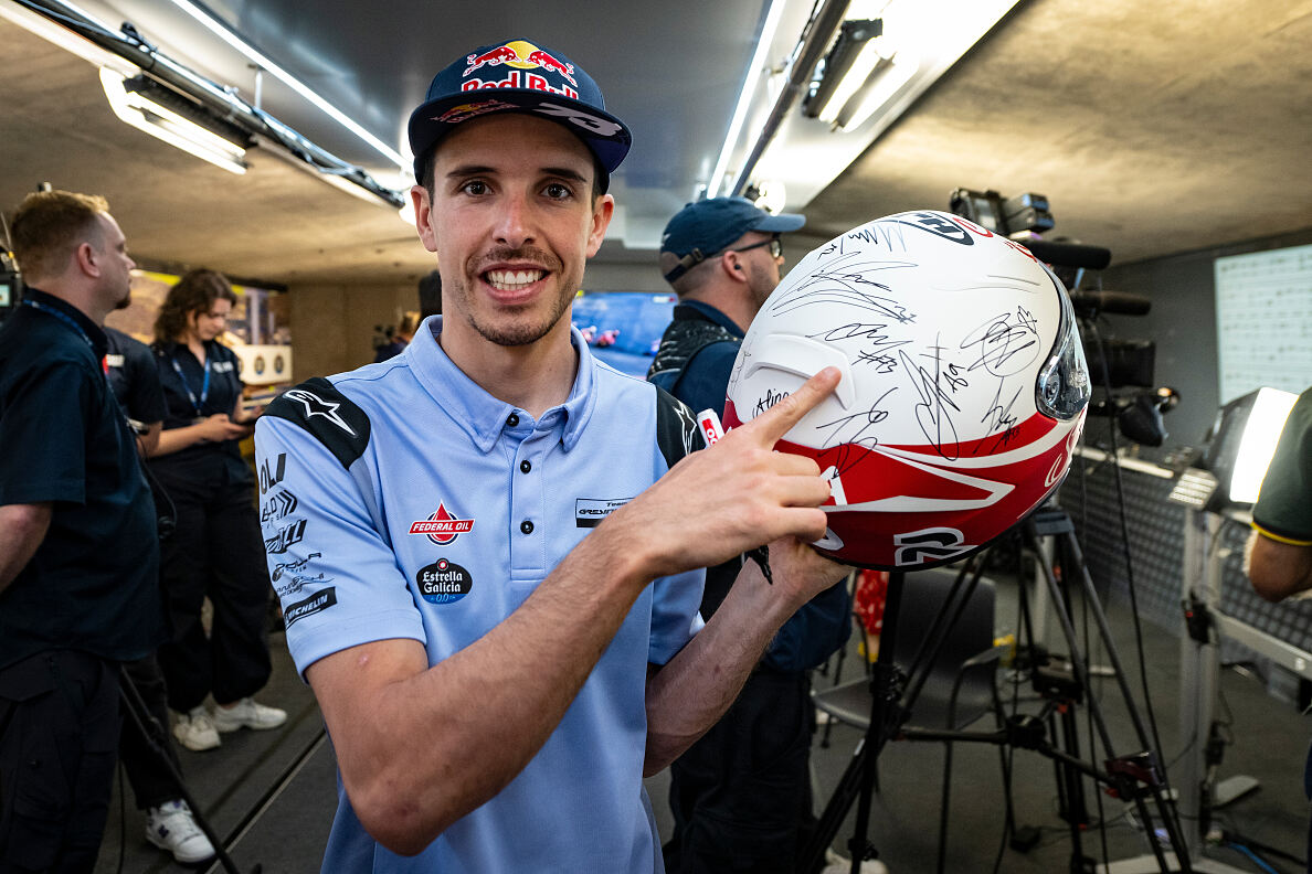 Alex Marquez unterschreibt auf dem ServusTV-Helm